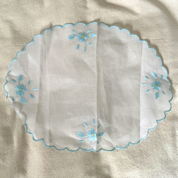 Hand made White Floral Embroidered Tablecloth Doily Set 5 Pcs Round and Oval - Picture 4 of 4